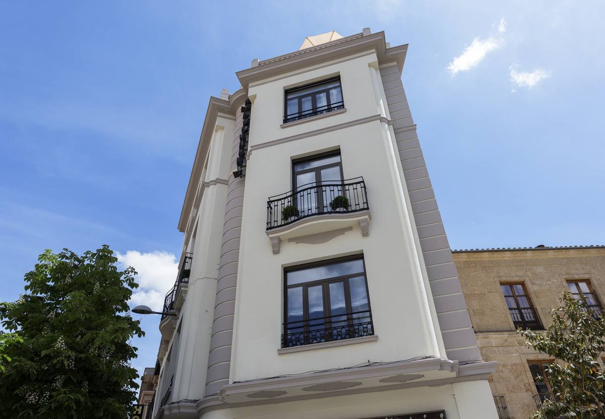 Fachada del edificio de apartamentos Isla de la Rúa