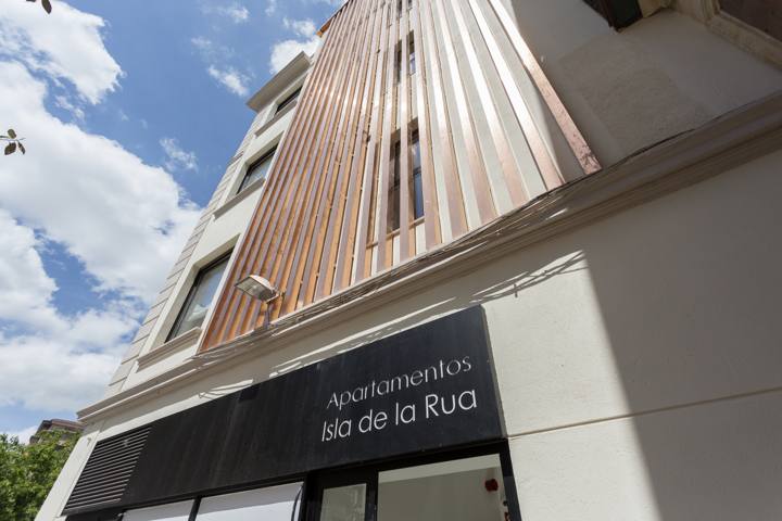 Rótulo de Apartamentos Isla de la Rúa en la fachada